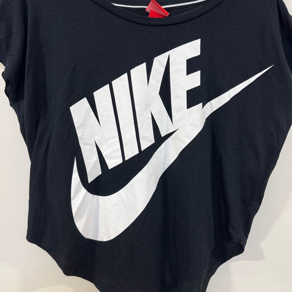 Nike Women’s Black Cropped T-Shirt Large White Swoosh Logo Athletic Casual New - Picture 2 of 5